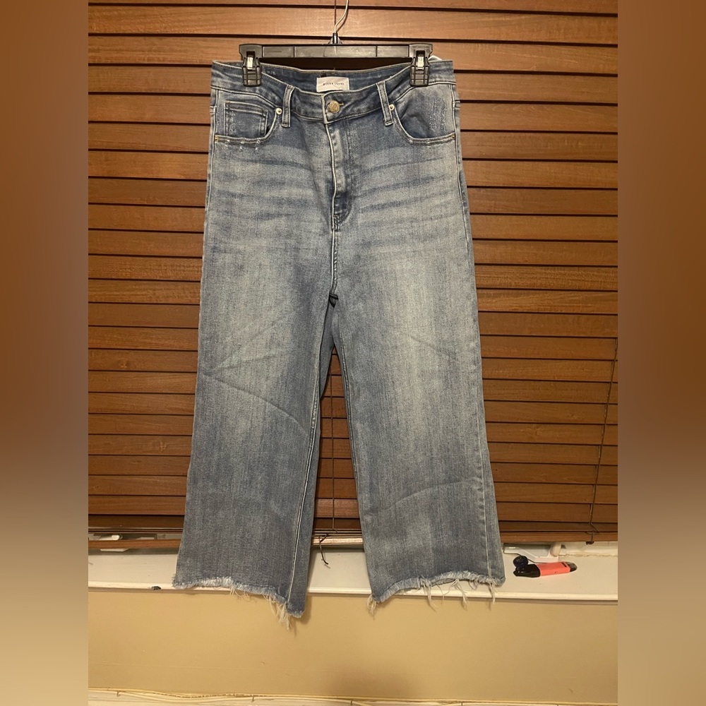 Risen high rise Light wash, wide leg Jeans